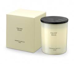 Velvet Wood, with tobacco and vanilla touches, transports us to a comfortable space that makes us feel at home.