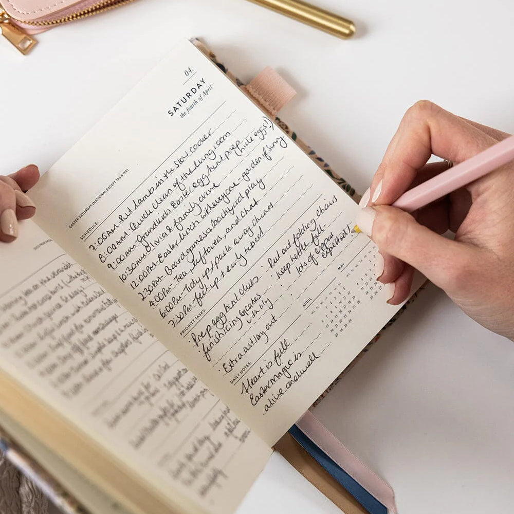 Beautiful linen bound 2026 Day to a Page planne