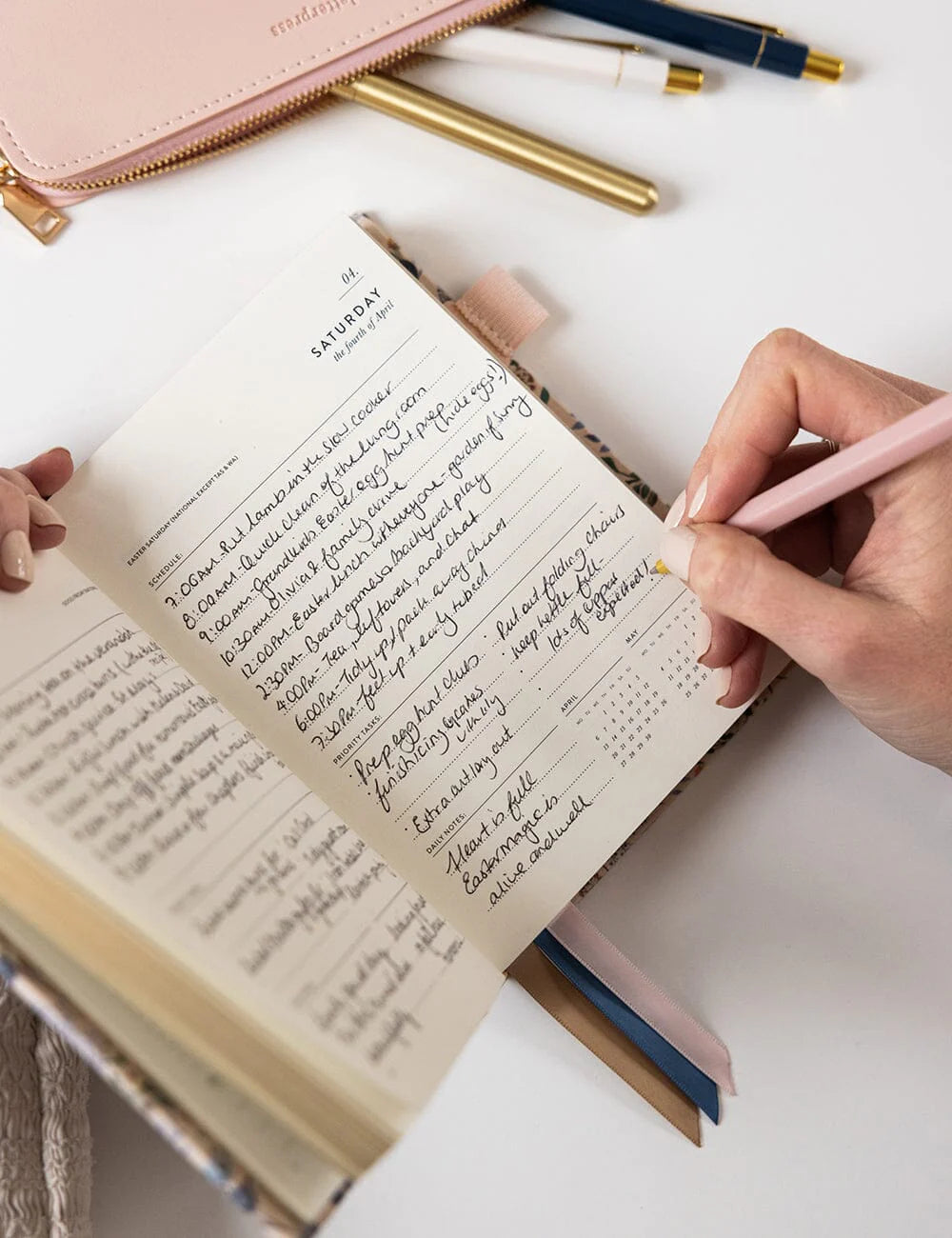 Beautiful linen bound 2026 Day to a Page planne