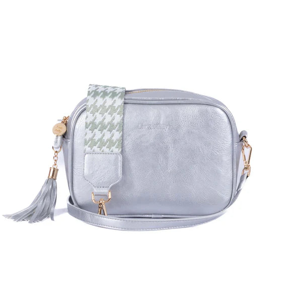 The Liv & Milly Sally in Silver is a classic & versatile crossbody bag crafted from a gorgeous soft vegan leather.