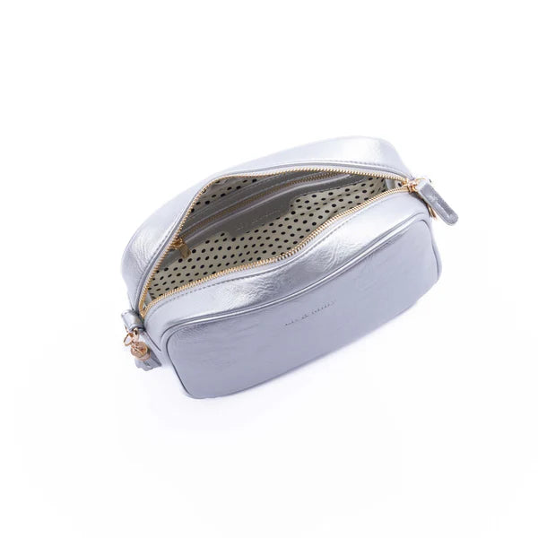 The Liv & Milly Sally in Silver is a classic & versatile crossbody bag crafted from a gorgeous soft vegan leather.
