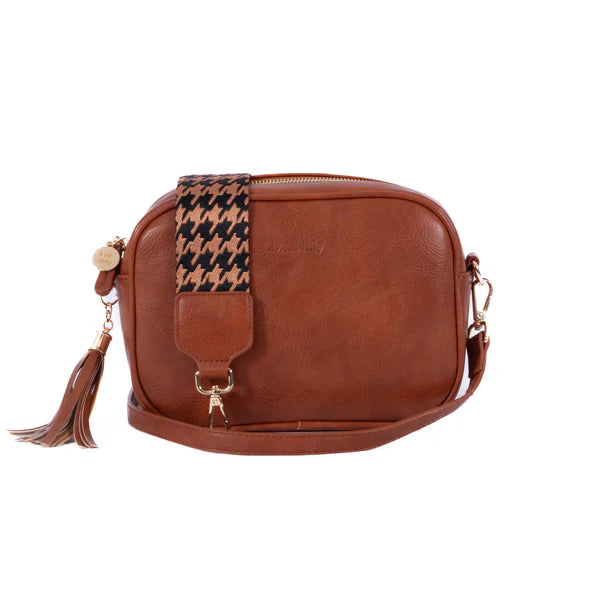 The Liv & Milly Sally in Tan is a classic & versatile crossbody bag crafted from a gorgeous soft vegan leather.