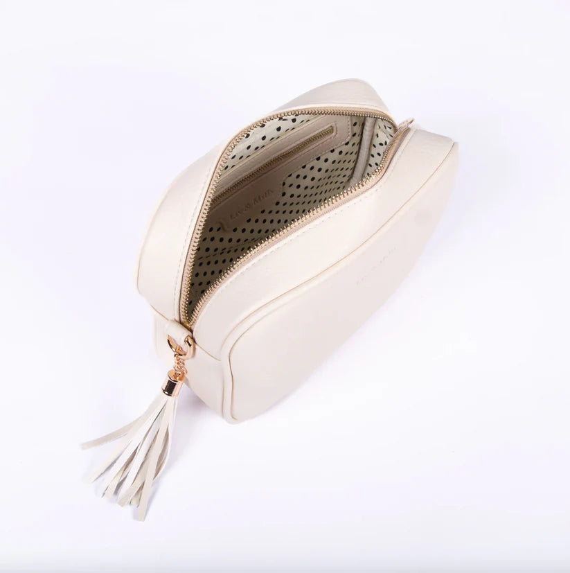 The Liv & Milly Sally in Cream is a classic & versatile crossbody bag crafted from a gorgeous soft vegan leather.