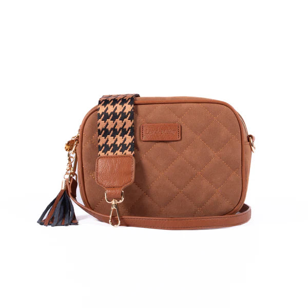 The Liv & Milly Sally in Tan is a classic & versatile crossbody bag crafted from a gorgeous soft vegan leather.