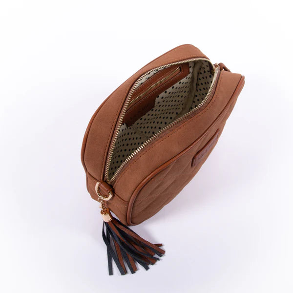 The Liv & Milly Sally in Tan is a classic & versatile crossbody bag crafted from a gorgeous soft vegan leather.